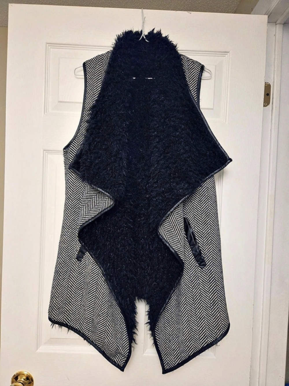 Mya Fashion Houndstooth Sherpa Vest in Black & White